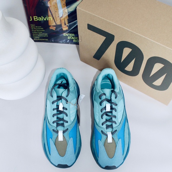 YEEZY Boosts 700 Faded Azure - Picture 5 of 5